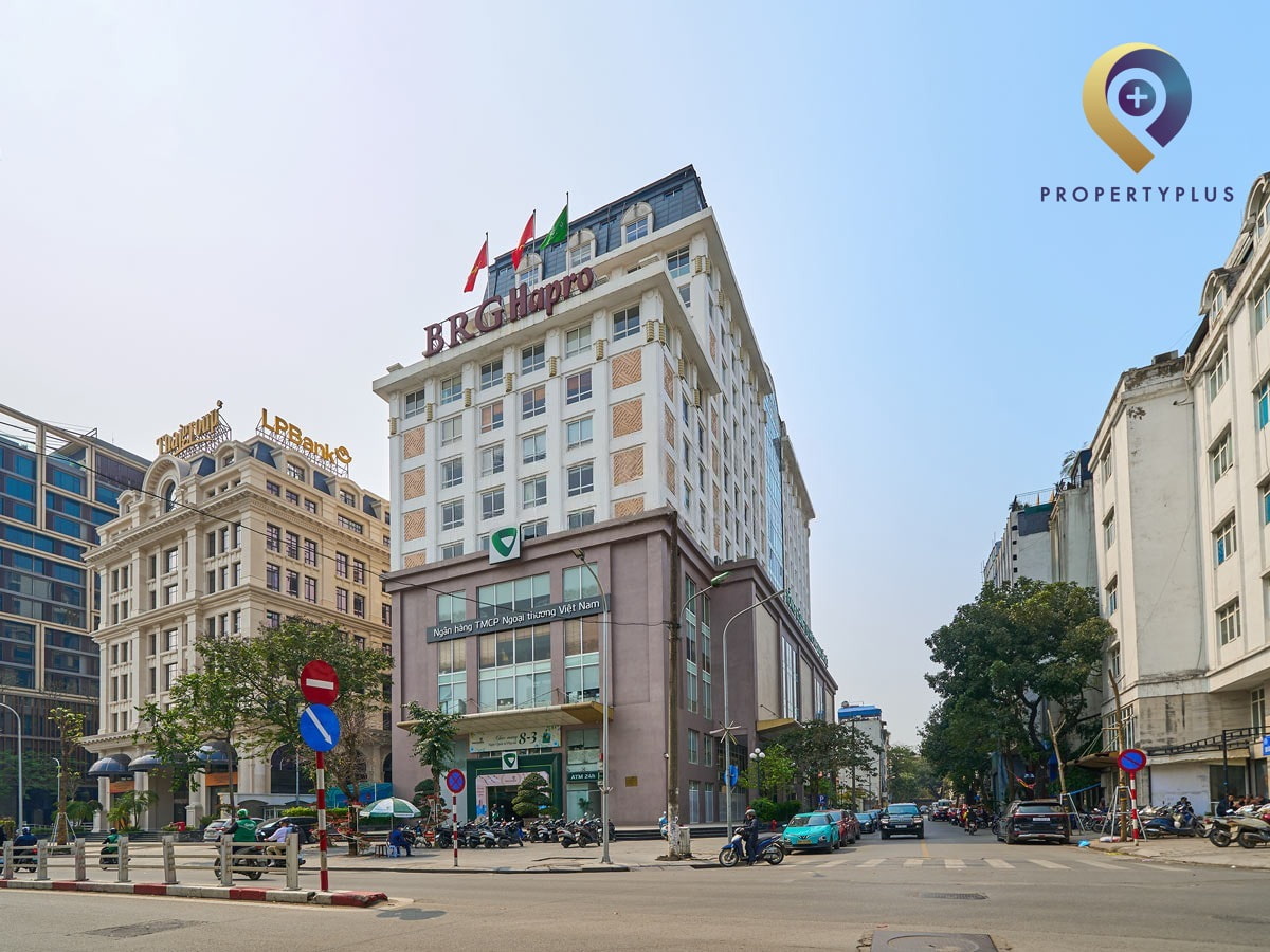 Tòa nhà Hapro Building nhìn từ góc phố với dòng xe cộ qua lại tấp nập - hình ảnh từ Property Plus